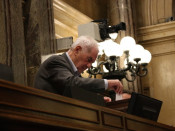 Pla mig del president de la Mesa d'Edat, Ernest Maragall, votant durant la constitució del Parlament