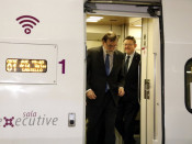 El president del govern espanyol Mariano Rajoy baixa del tren AVE a l'estació de Castelló. Al seu darrere el president de la Generalitat Valenciana Ximo Puig.