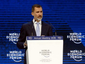 Pla mig del rei Felip VI durant la seva intervenció al Fòrum Econòmic Mundial