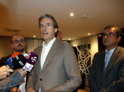 Pla mig del ministre de Foment, Íñigo de la Serna, atenent els mitjans