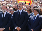 Puigdemont al costat de Felip VI i Rajoy