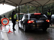 Efectius de la policia espanyola aturant un vehicle al punt de control que han establert al Pertús
