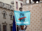 L'enxaneta d'un pilar que han fet els Moixiganguers d'Igualada sosté un domàs de 'Democràcia'