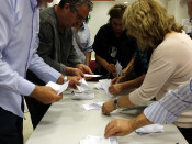 Pla mig on es pot veure els vocals de la mesa del col·legi electoral del Departament de Salut a Lleida fent el recompte de vots del referèndum de l'1-O