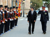 Carles Puigdemont i el Major Trapero passant llista