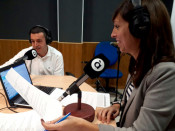 La periodista Jèssica Crespo condueix el primer programa del magazín 'Al Ras' amb què À Punt ha iniciat les emissions de ràdio. Al seu costat el xef Ricard Camarena, un dels entrevistats aquest dilluns