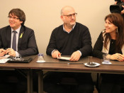 Carles Puigdemont, amb els diputats de Junts per Catalunya Eduard Pujol i Laura Borràs