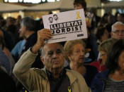 Pla mig d'un home amb un cartell per la llibertat de Sànchez i Cuixart a Reus. Imatge del 21 d'octubre de 2017