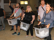 Diverses persones mostren les urnes amb sobres sense papereta un cop acabades les votacions a l'Institut Antoni de Martí i Franquès de Tarragona
