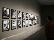 Un noi observa l'exposició al Museu de Lleida. Imatge del 7 de març de 2018