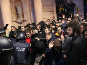 Els Mossos d'Esquadra contenint els concentrats a la porta de la subdelegació del govern a Lleida
