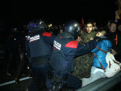 Els Mossos d'Esquadra desallotjant l'AP-7 a Girona, aquesta matinada