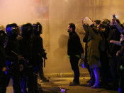 Pla general d'un manifestant encarant-se al cordó policial dels Mossos d'Esquadra prop de la delegació del govern a Barcelona poc després d'una càrrega policial
