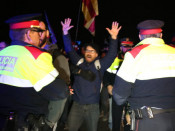 Manifestants i mossos durant un dels talls de carretera als accessos de Tarragona
