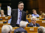 L'eurodiputat escocès Alyn Smith mostra un mapa amb el resultat del Brexit en una intervenció al Parlament Europeu