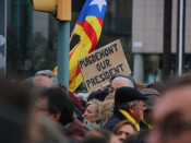 Detall d'un cartell reivindicant Carles Puigdemont com a president en la concentració de Tarragona