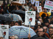 Pla detall d'un rètol exhibit a la manifestació 'L'escola catalana no té por' enmig d'una munió de gent