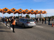 Pla obert de l'acció del CDR al peatge del Vendrell, amb diversos participants obrint pas als cotxes