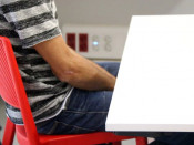 Un home esperant ser entrevistat