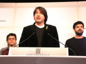 La diputada de la CUP Natàlia Sànchez (esquerra), el parlamentari Francesc Dalmases (JxCat, al faristol) i el diputat Ruben Wagensberg (ERC, dreta), en roda de premsa conjunta al Parlament
