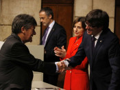 El llibreter i editor gironí Guillem Terribas rep la felicitació del president Carles Puigdemont després de recollir la Creu de Sant Jordi