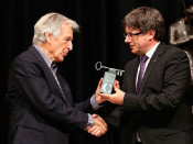 Costa-Gavras i Carles Puigdemont, donant-li el Premi Internacional de Catalunya