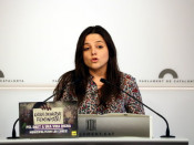 Pla mig de la diputada de la CUP Maria Sirvent en roda de premsa al Parlament el 6 de març