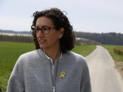 La secretària general d'ERC, Marta Rovira, en una fotografia amb un camí al seu darrera