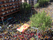 Vista aèria del pas de l'estelada amb el llaç groc per l'avinguda Paral·lel, aquest diumenge