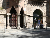 L'entrada de la seu del Diplocat tancada mentre la Guàrdia Civil fa un registre al seu interior