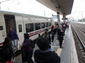 Pla general d'usuaris de l'estació de Tarragona esperant al tren procedent de Casp