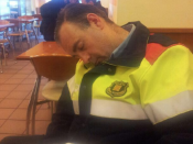 Àngel Gómez, de servei, dormint en una cafeteria
