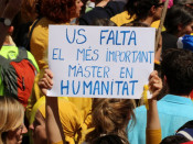 Pla detall d'un rètol exhibit a la manifestació "Us volem a casa"