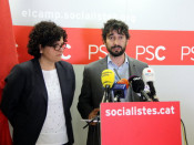 Pla mig dels diputats del PSC per Tarragona Rosa Maria Ibarra i Carles Castillo intervenint en roda de premsa