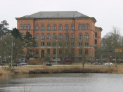 Vista del tribunal superior de Schleswig-Holstein des de l'altra riba del llac Burgsee