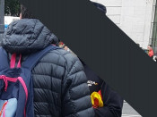 L'agent de la PN amb la bandera requisada