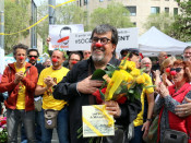 Jordi Pesarrodona amb un ram de roses grogues a la Plaça de Sant Domènec de Manresa abans de marxar cap als jutjats