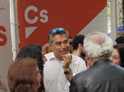 Felix Zamorano Benito, davant un stand de C's