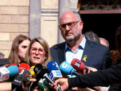 La portaveu de Junts per Catalunya, Elsa Artadi, i el portaveu parlamentari adjunt, Eduard Pujol, a la Plaça de Sant Jaume