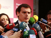 El president estatal de Cs, Albert Rivera, atén la premsa des de la Llotja de Mar de Barcelona per l'acte d'entrega del premi al Seny de SCC