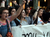 Imatge d'un grup de noies a la manifestació de rebuig a la sentència de 'La manada'