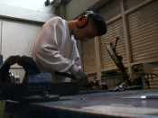 Imatge d'un noi estudiant d'FP en un taller d'automoció a l'Institut Joan Oró de Martorell