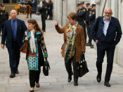 La membre de l'anterior Mesa del Parlament Anna Simó arriba la Tribunal Suprem acompanyada de Lluís Corominas per ser-los comunicat el processament