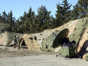 Pla obert d'una parabòlica i de dos militars a l'Aeroport de Reus durant l'operatiu 'Eagle Eye' de l'exèrcit espanyol