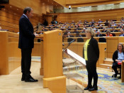 La senadora Mirella Cortès en el moment de prometre el càrerc davant García-Escudero