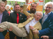 El ministre de censura de Tabarnia al costat d'altres tabarnians