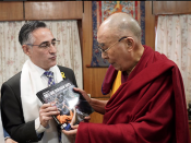 Ramon Tremosa entrega al Dalai Lama el llibre de Jordi Borràs, 'Dies que duraran anys'