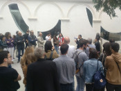 L'acte s'ha traslladat al carrer, a les portes de la Facultat