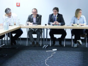 Els portaveus adjunts de JxCat Eduard Pujol i Albert Batet, el vicepresident primer de la Mesa, Josep Costa, el president destituït, Carles Puigdemont, i la portaveu de la formació, Elsa Artadi
