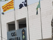 La bandera negra, penjada davant l'Ajuntament d'els Pallaresos